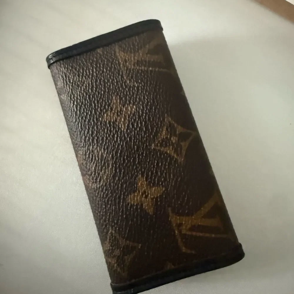 Preloved excellent condition Louis Vuitton Monogram Key Holder